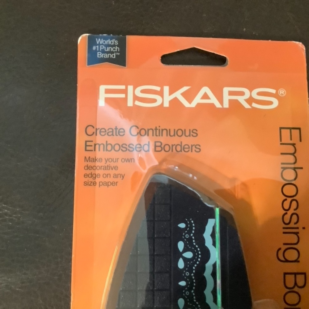 Fiskars Embossing Border Punch - Picture 2 of 3